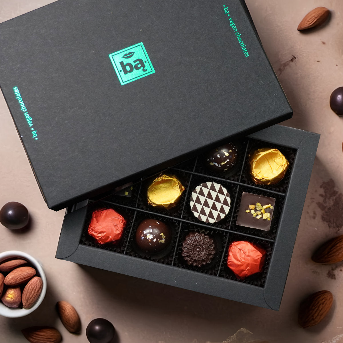 Czekoladki BLACK w pudełkach z czarnego eko kartonu